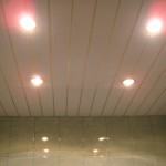 Реечный потолок со встроенными светильниками